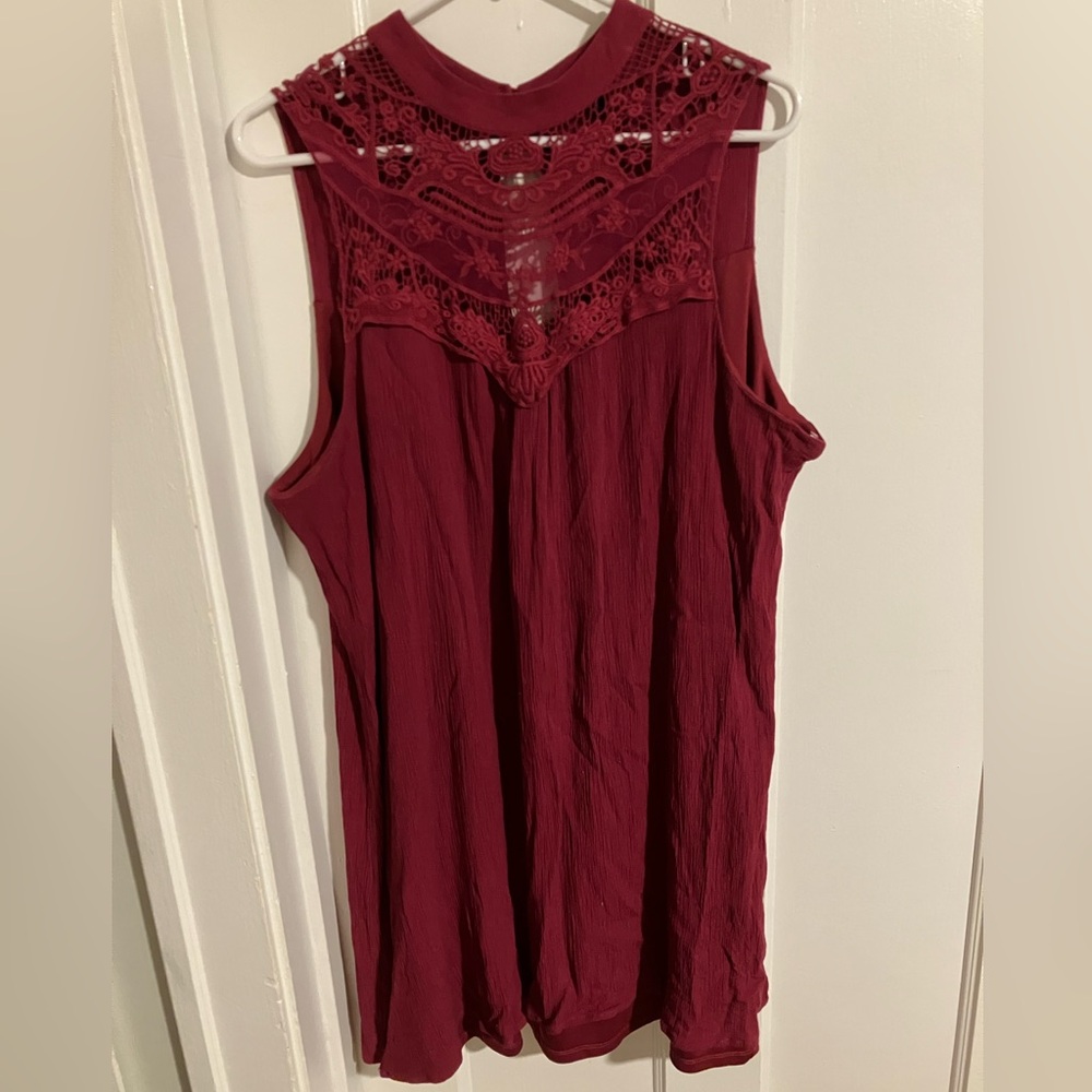 Burgundy sleeveless tunic with lace accent